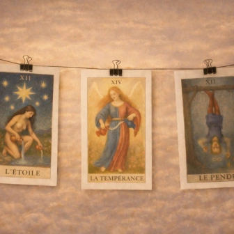 cartes-tarot-suspendues-fil-1